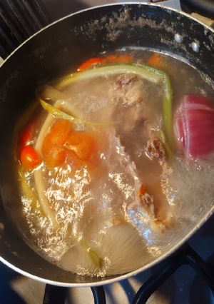Una foto de Caldo de pollo con verduras