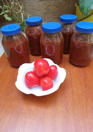 A picture of Homemade tomato paste.