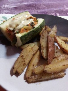 Una foto de Zapallo italiano relleno (sin carne) con papas rústicas