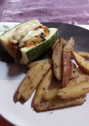 Una foto de Zapallo italiano relleno (sin carne) con papas rústicas