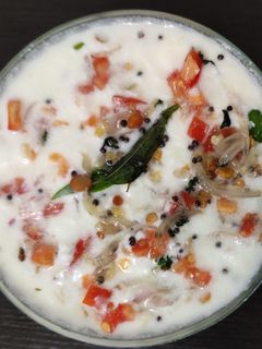 தயிர் தக்காளி கார தாளிப்பு (Curd tomato spicyseasoning) (Thayir thakkaali thaalippu recipe in tamil) செய்முறை முக்கிய புகைப்படம்