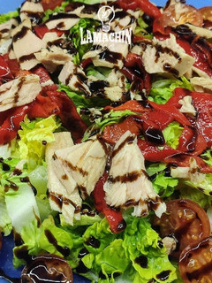 Una foto de Ensalada de atún y pimiento rojo