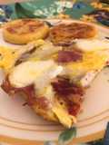 Huevos con jamón serrano y quesos