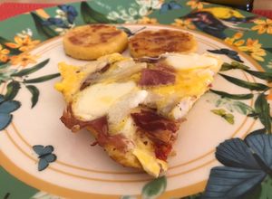 Una foto de Huevos con jamón serrano y quesos