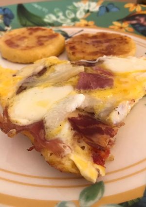 Una foto de Huevos con jamón serrano y quesos
