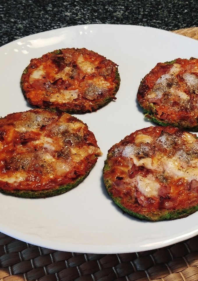 Una foto de Mini pizzas con base de brócoli