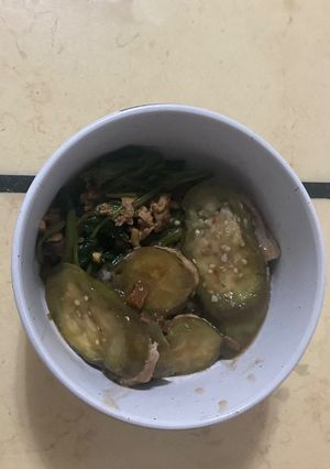 รูปของ มะเขือยาวไส้หมูราดซอส
