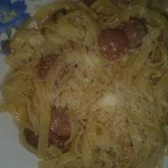 A picture of Espaguetti Cinta ancha con salchicha y queso rallado!!.