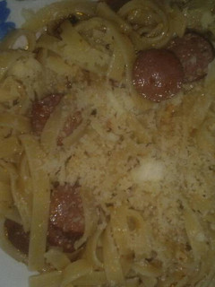 Una foto de Espaguetti Cinta ancha con salchicha y queso rallado!!