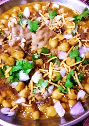 छोले टिकिया चाट (Chole tikkiya chaat recipe in Hindi) रेसिपी मुख्य फोटो