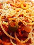 Espaguete integral com molho de tomate e atum