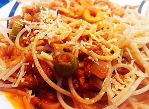 Foto de Espaguete integral com molho de tomate e atum