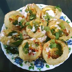 A picture of Dahi puchka.