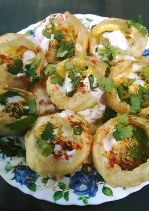 A picture of Dahi puchka.