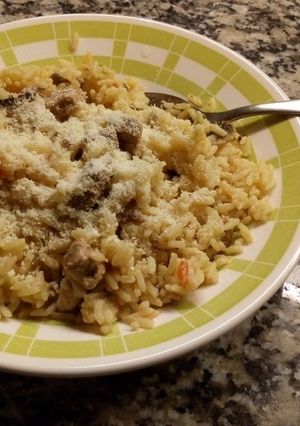 Una foto de Risotto de arroz con carne y vegetales