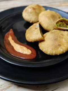 हरे मटर की खस्ता कचौड़ी (Hare matar ki khasta kachori recipe in hindi) रेसिपी मुख्य फोटो