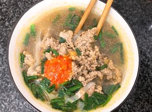 Hình của món Phở Bò Tái Với Nước Luộc Gà Ăn Sáng Làm Trong Một Nốt Nhạc.