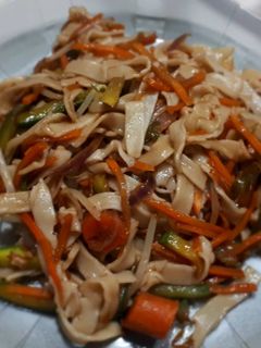 Una foto de Wok de Verduras salteadas con fideos caseros