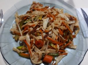 Una foto de Wok de Verduras salteadas con fideos caseros