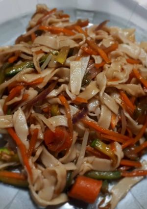 Una foto de Wok de Verduras salteadas con fideos caseros
