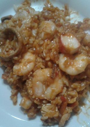 Una foto de Guiso de arroz con calamares y camarones