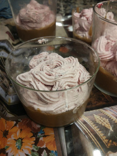 Una foto de Postre de chocolate con Chantilly de frutos rojos