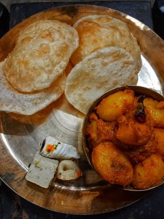 লুচি আলুর দম (luchi aloo dum recipe in Bengali) রেসিপির প্রধান ছবি