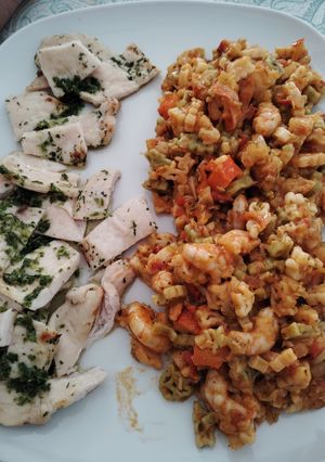 Una foto de Ensalada de Pasta con Filetes a la Plancha al Ajo Perejil