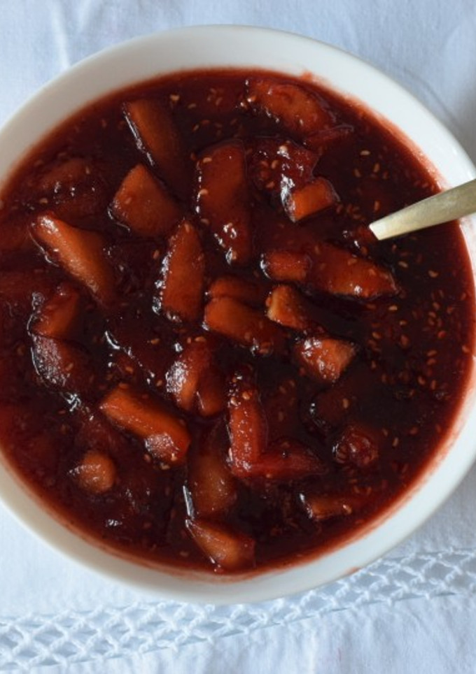Una foto de Salsa de frutos del bosque y manzana caramelizada