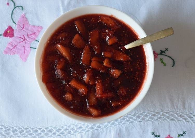 Salsa de frutos del bosque y manzana caramelizada