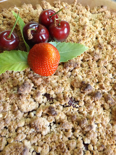 Una foto de Crumble de cerezas, arándanos y fresas con avena