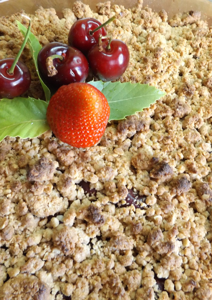 Una foto de Crumble de cerezas, arándanos y fresas con avena