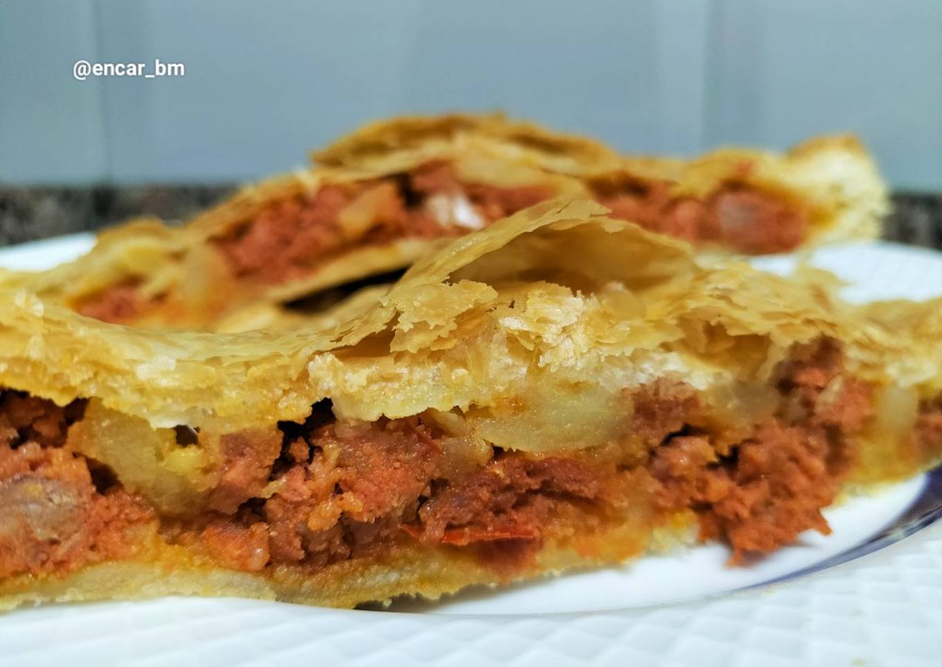 Hojaldre relleno de patata y chorizo con mojo picón en airfryer