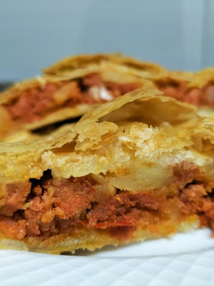 Una foto de Hojaldre relleno de patata y chorizo con mojo picón en airfryer