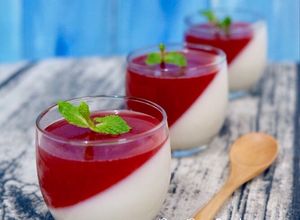 Hình của món Panna Cotta Vải thiều và Mận.