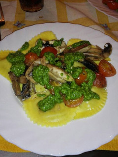 Una foto de Raviolis de boletus con salteado de cherrys y champiñón al pesto