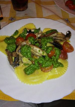 Foto principal de Raviolis de boletus con salteado de cherrys y champiñón al pesto