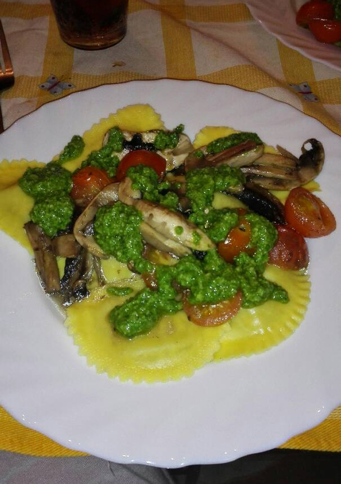 Una foto de Raviolis de boletus con salteado de cherrys y champiñón al pesto