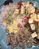 Ensalada con arroz, tomate, atún, queso y etc