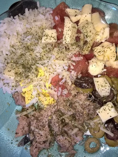 Una foto de Ensalada con arroz, tomate, atún, queso y etc