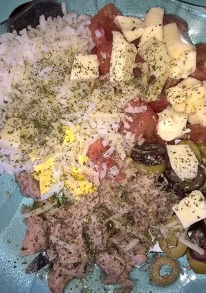 Una foto de Ensalada con arroz, tomate, atún, queso y etc