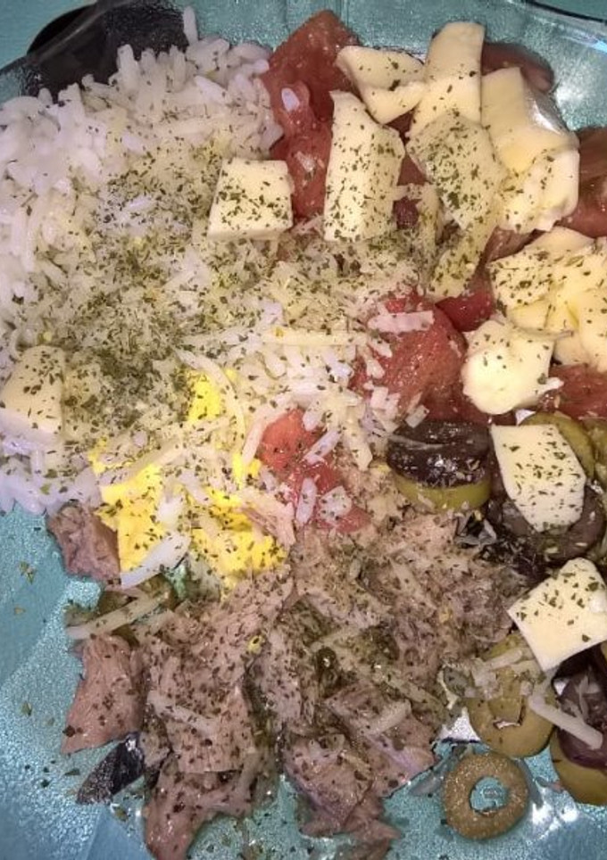 Una foto de Ensalada con arroz, tomate, atún, queso y etc