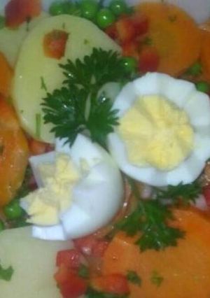 Una foto de Ensalada de papa🥔 y zanahoria🥕