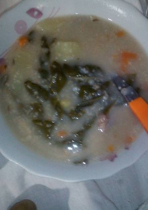 Una foto de Sopa de moron con pollo y yuyo