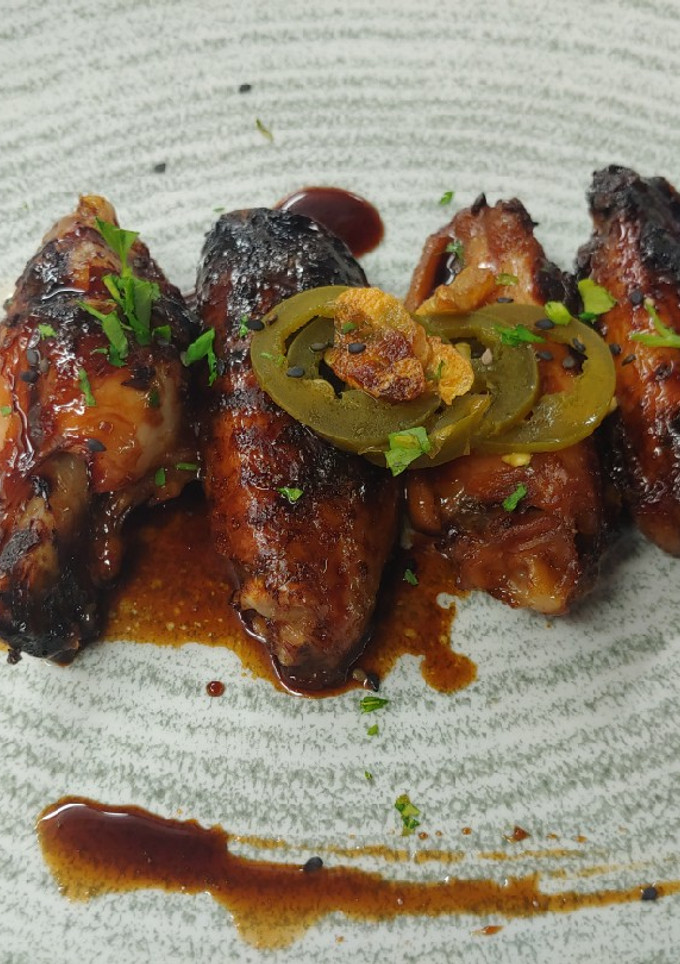 Una foto de Alitas de pollo con soja y miel