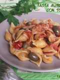 Pasta al pomodoro con tonno olive e capperi