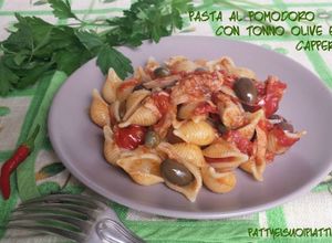Foto di Pasta al pomodoro con tonno olive e capperi