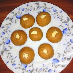 A picture of Besan ladoo.