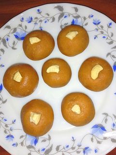 A picture of Besan ladoo.