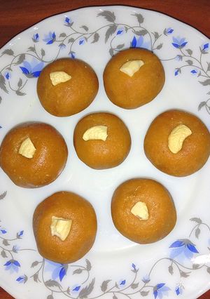 A picture of Besan ladoo.